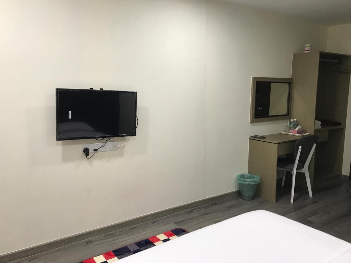 Oyo 90506 Z Stay Inn Hotel Simpang Renggam Bagian luar foto