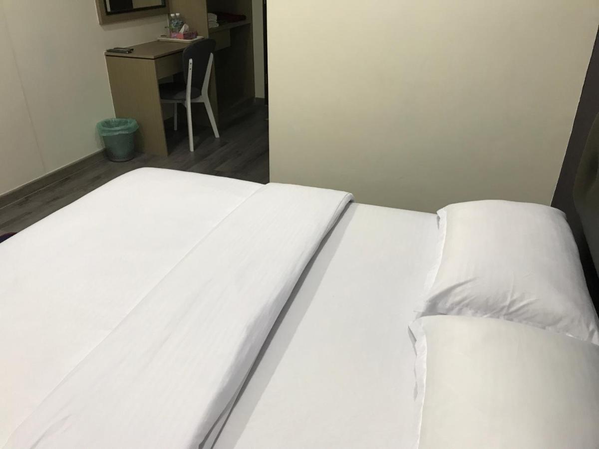 Oyo 90506 Z Stay Inn Hotel Simpang Renggam Bagian luar foto